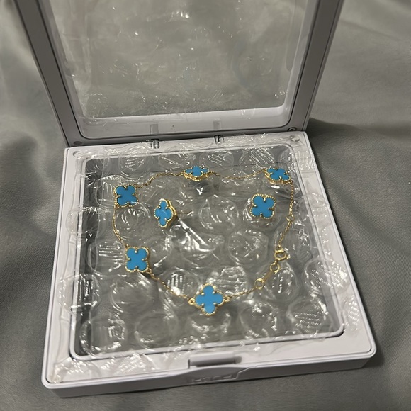 NEW Gold and Blue Clover Bracelet and Earrings set - Picture 3 of 6